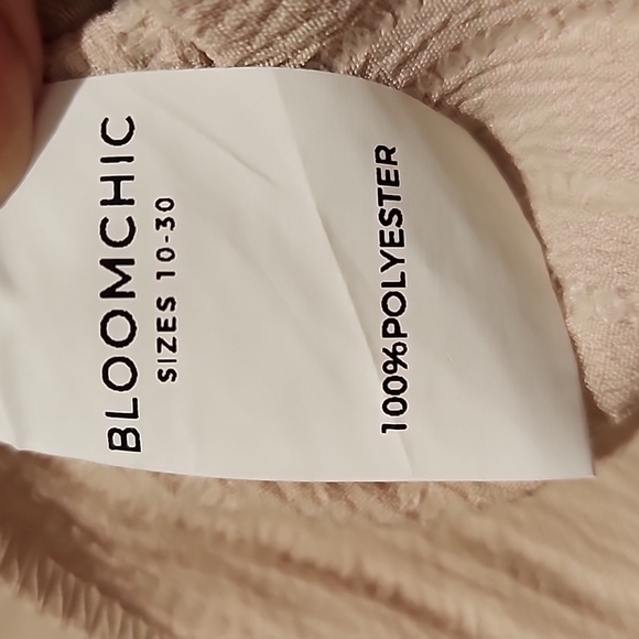 NEW Bloomchic textured tan blouse with black contrast accents 1x - Picture 5 of 5